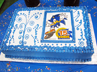 ソニックの青いケーキの写真